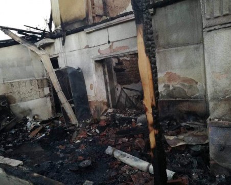 Зов за помощ! Пожар остави без дом и имущество майка, баба и две невръстни деца