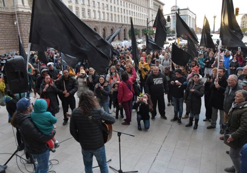 Протестиращите майки събират пари за Валери Симеонов