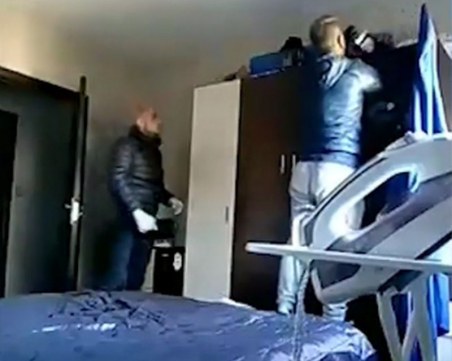 Апаши тарашат апартамент посред бял ден, скрита камера улови лицата им ВИДЕО