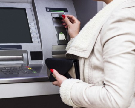 Измамница, изтеглила 15 бона с чужди карти в Пловдивско, иска на свобода