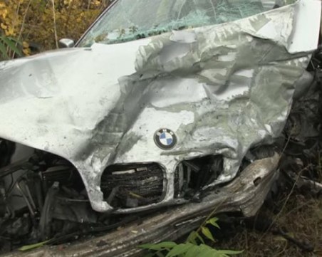 Колите от жестоката катастрофа на пътя убиец са смачкани до неузнаваемост ВИДЕО