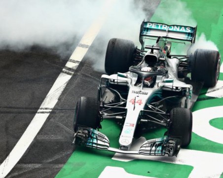 Люис Хамилтън грабна пета световна титла във Формула 1