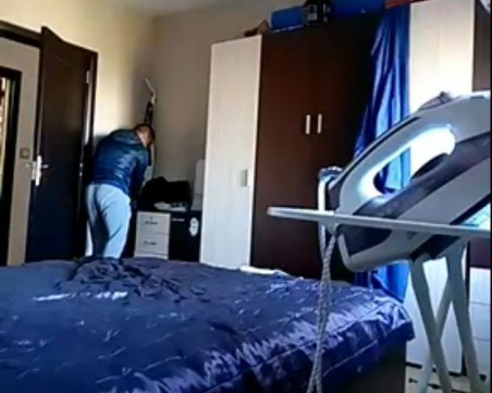 Мъж засне обир в дома си! Хванал крадците в крачка с домашна камера ВИДЕО
