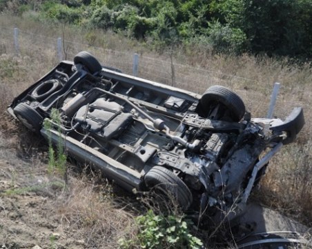 Паркирана кола потегли сама и падна в дере, 34-годишна е загинала намясто