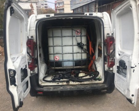 Разкриха подвижна бензиностанция в бус СНИМКА