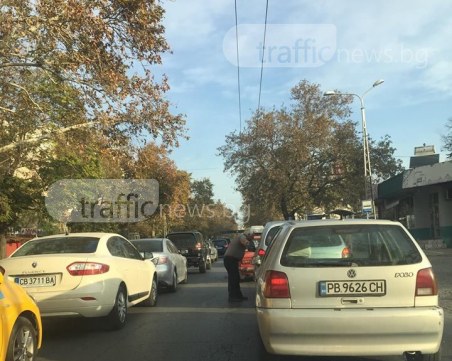 Скандал в Пловдив! Шофьорка не даде предимство, мъж слезе от колата да се разправя СНИМКИ