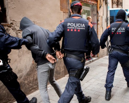 Стотици полицаи и хеликоптер завардиха центъра на Барселона