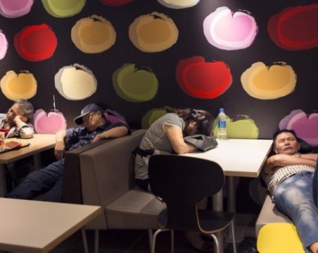 Защо стотици граждани на Хонконг нощуват редовно в McDonald's?