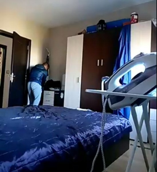 Мъж засне обир в дома си! Хванал крадците в крачка с домашна камера ВИДЕО