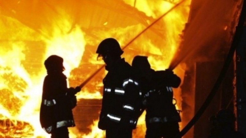 Хаос по време на празник, пожар лумна в къщата на кмет