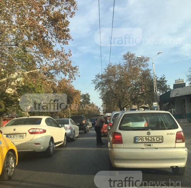 Скандал в Пловдив! Шофьорка не даде предимство, мъж слезе от колата да се разправя СНИМКИ