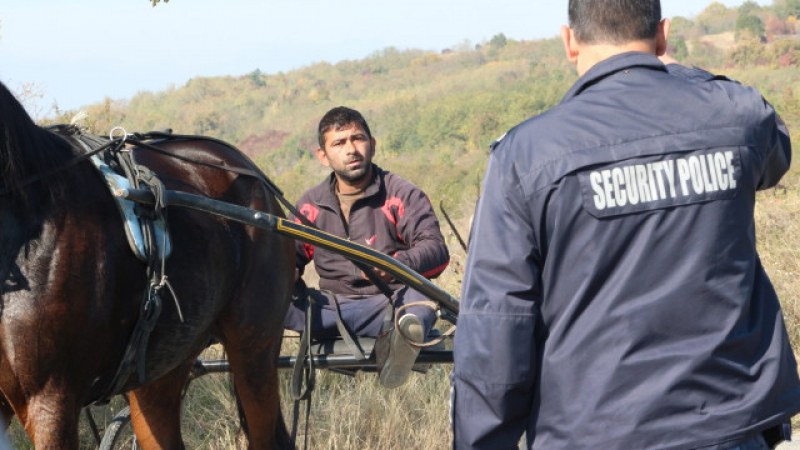 След блъсъците между роми и полицаи в Мъглиж: двама задържани, един се издирва
