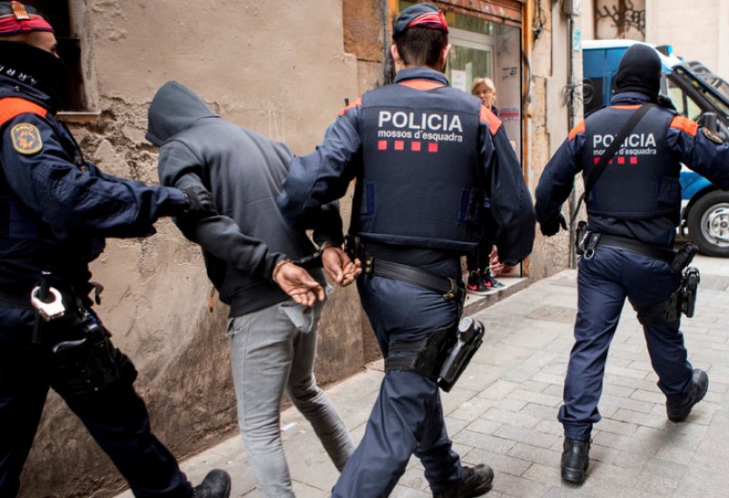 Стотици полицаи и хеликоптер завардиха центъра на Барселона