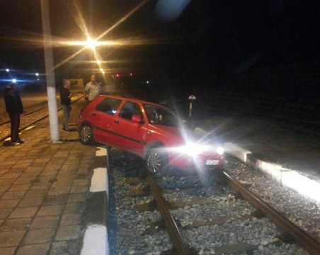 Автомобил кацна на влаковите релси на ЖП гара край Пловдив СНИМКИ
