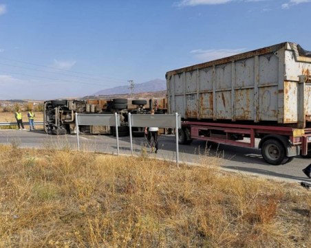 Камион с желязо се преобърна на АМ 