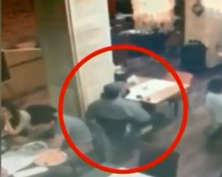 Ловки крадци обират хора в ресторант, докато вечерят! Камера ги хвана в крачка ВИДЕО