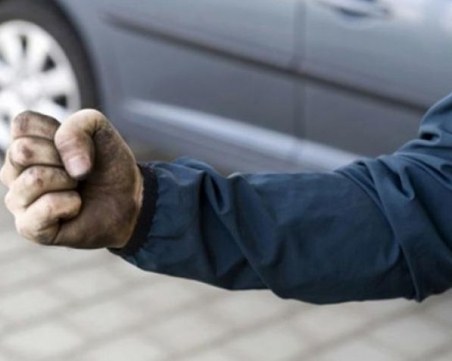 Мъж удари свой съсед в Карловско, арестуваха го