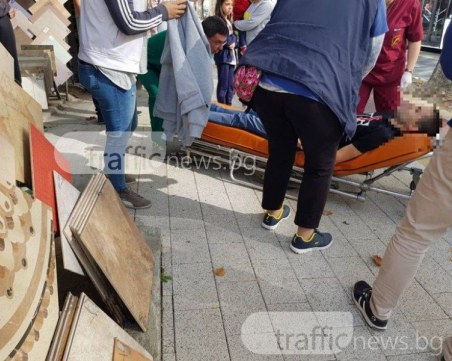 Мерцедес блъсна младо момче на пешеходна пътека на бул. “Шести септември“ СНИМКИ