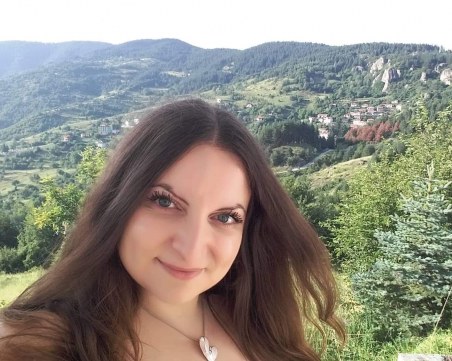 Млада учителка от Пловдив реди първа самостоятелна изложба навръх Деня на будителите СНИМКИ