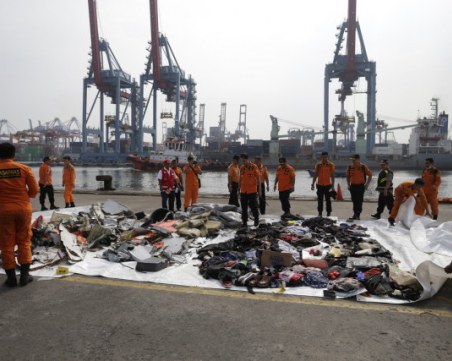 Откриха многобройни човешки останки след самолетната катастрофа СНИМКИ