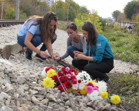 Съученици на прегазеното от влак момче почетоха паметта му