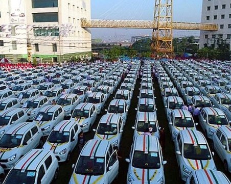 Шеф подари 600 автомобила на служителите си