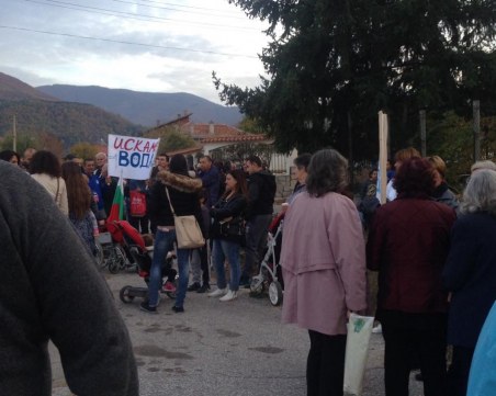Цяло село в Пловдивско излезе на протест СНИМКИ