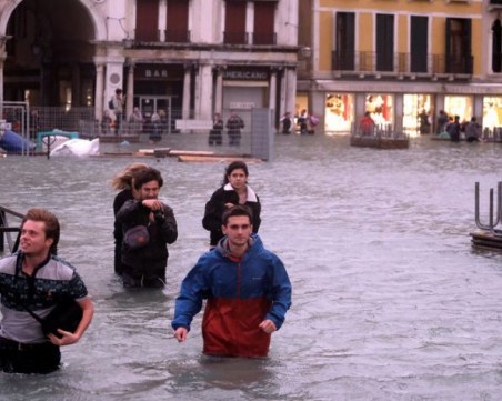 Венеция е под вода, централният площад стана езеро СНИМКИ