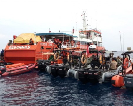Водолази ще търсят останките от падналия самолет! Надежда за оцелели няма