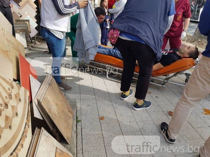 Мерцедес блъсна младо момче на пешеходна пътека на бул. “Шести септември“ СНИМКИ