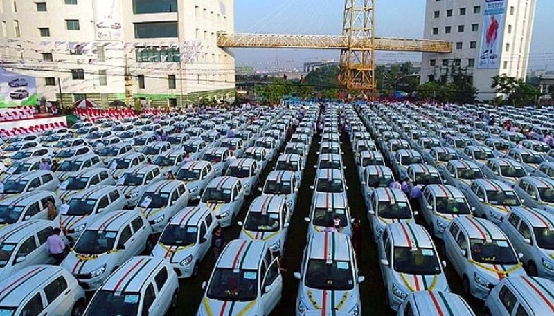Шеф подари 600 автомобила на служителите си