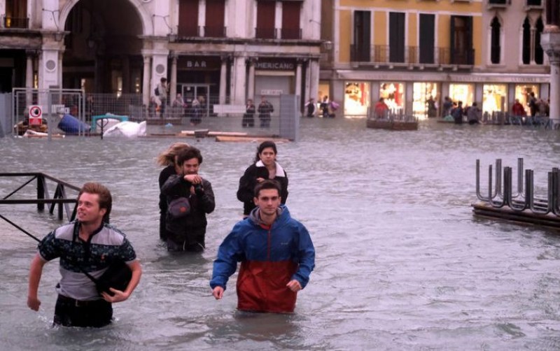Венеция е под вода, централният площад стана езеро СНИМКИ