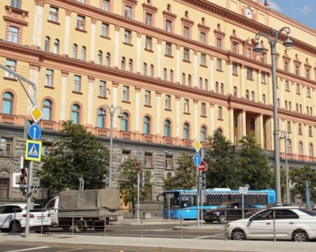 Един убит и трима ранени при взрив във ФСБ на Русия