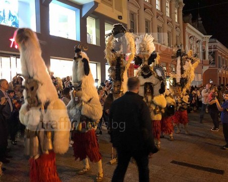 Кукери шестват из Главната, гонят злото от Пловдив СНИМКИ