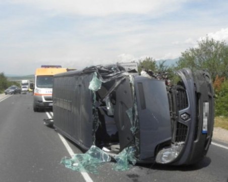 Микробус се преобърна на пътя за Пазарджик, 4-ма пловдивчани са в болница