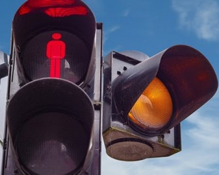 Пиян пазарджиклия се блъсна в светофар, строши го