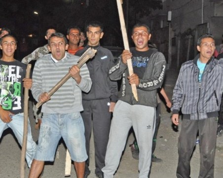 Тумба роми пребиха и изпотрошиха къщата на мъж, отхвърлил тяхна мома за снаха