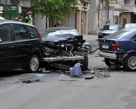 Възрастен мъж и младеж пострадаха при верижна катастрофа в Драганово