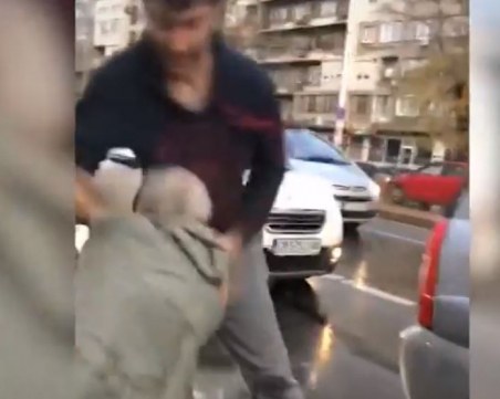 Жесток бой на пътя между агресивни шофьори посред бял ден ВИДЕО