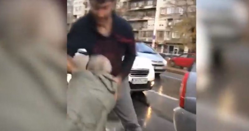 Жесток бой на пътя между агресивни шофьори посред бял ден ВИДЕО