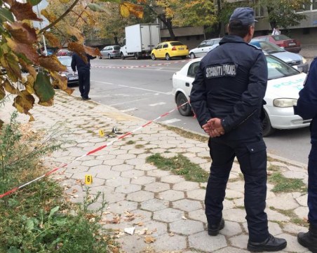 30-годишен мъж нападна полицаи със сатър