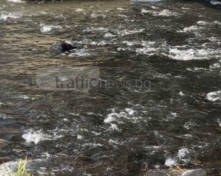 Намериха мъртъв човек в Марица! Полиция обсади Пешеходния мост СНИМКИ