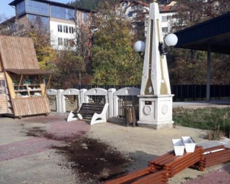 Хелоуински изцепки в Смолян! Празнуващи изпотрошиха пейки и кашпи