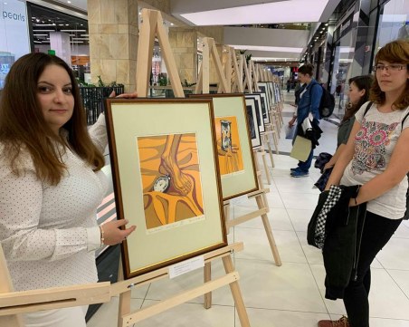 Млада учителка впечатли пловдивчани с първата си самостоятелна изложба в Деня на будителите СНИМКИ