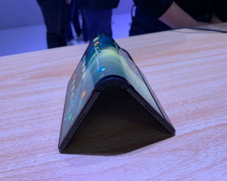 Представиха първия в света сгъваем смартфон с гъвкав дисплей СНИМКИ