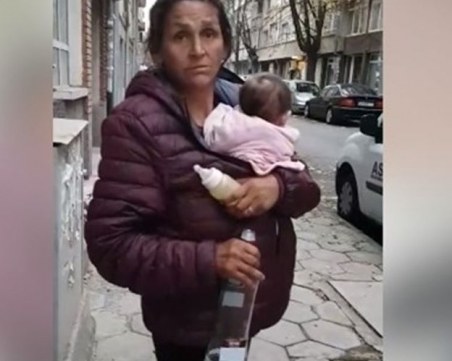 Премръзналото бебе, заснето в клип с две пияни ромки, е настанено в болница