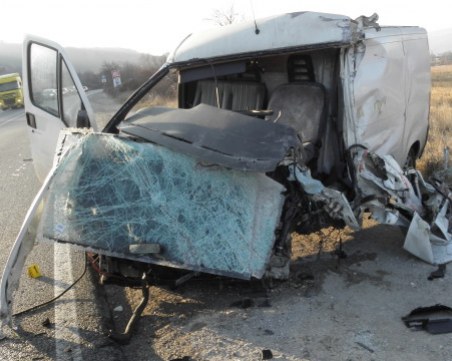 Трима души пострадаха при челен сблъсък край Велико Тръново