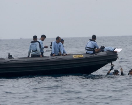 Водолази откриха черната кутия на падналия в Яванско море самолет