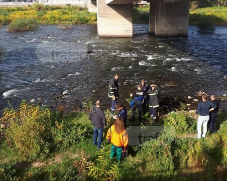 Водолази вадят тялото на загиналия в Марица, съдебни медици констатират смъртта му СНИМКИ