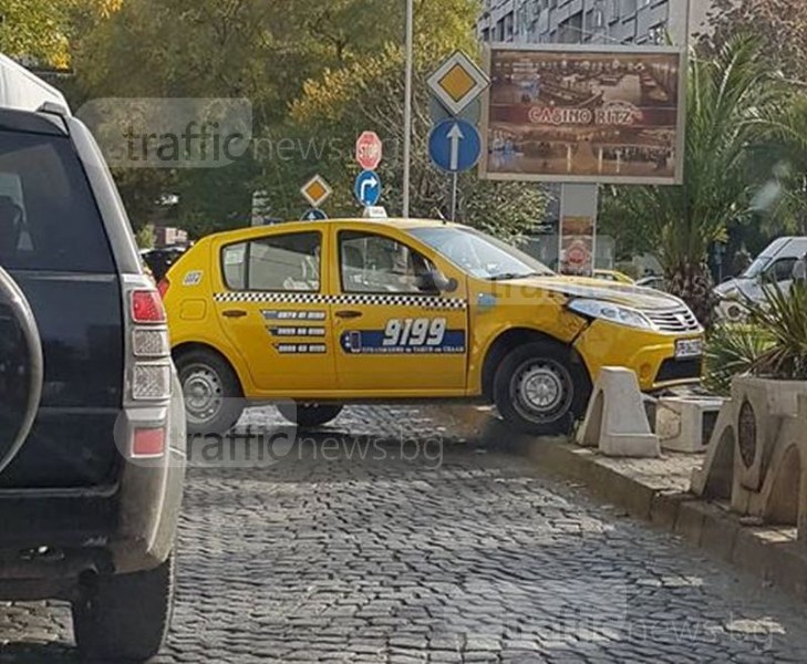Каскада в Кършияка! Такси се заби в бетонно заграждение СНИМКИ